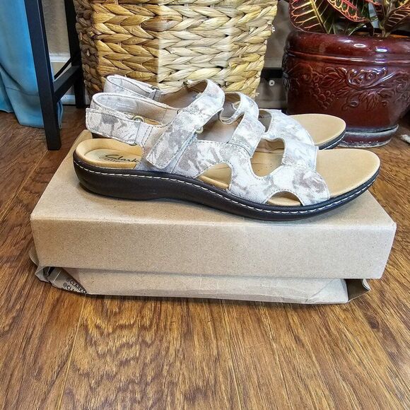 NIB Women’s Clarks Laurieann Style Sand Size 7 Sandals Floral Metallic Comfort - Picture 2 of 12